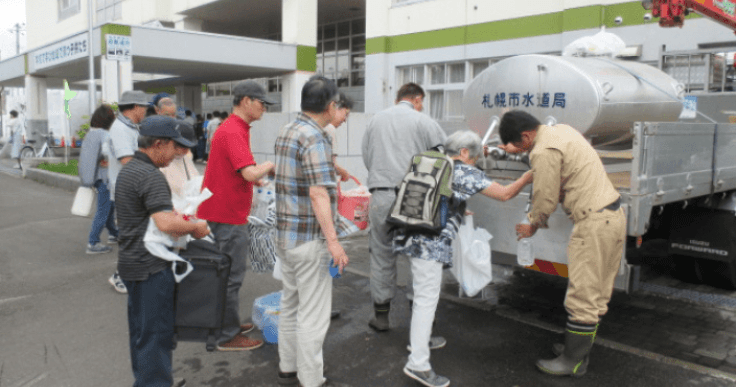 誰もが使いやすい給水袋へ、備蓄品の実需から見直しを考える。