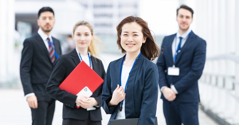 翻訳システムを活用し、外国語が堪能な職員が不在でも円滑なコミュニケーションを。