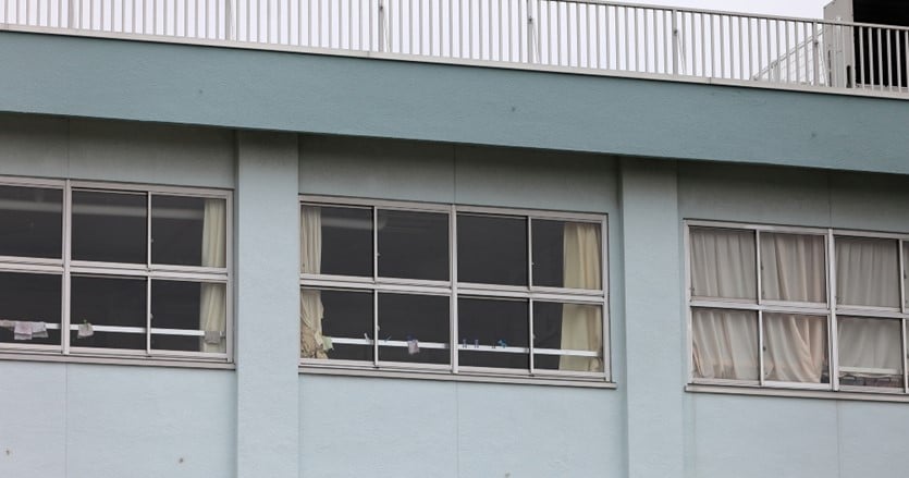 貫通しにくい防災安全合わせガラスで避難所を自然災害から守る。