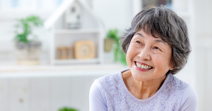 電球を設置するだけ！見守りと異常時の代理訪問で家族と職員をサポートする。