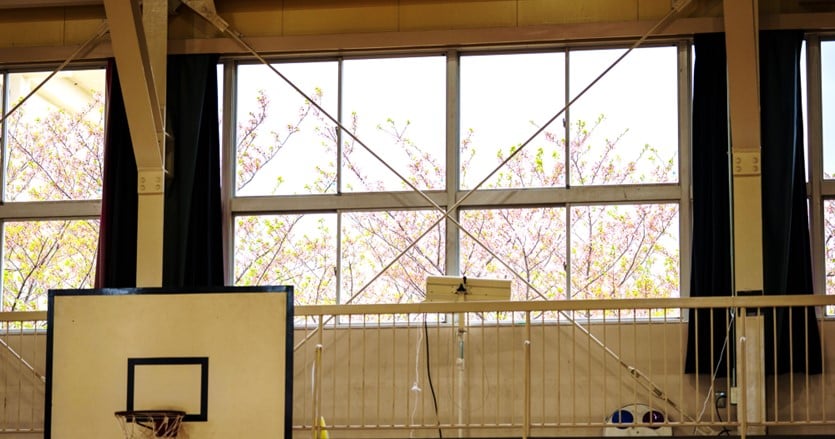 防災安全合わせガラスで、避難所となる学校体育館の機能を強化。