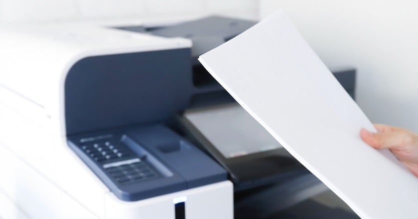 印刷環境の可視化と見直しで、機器と紙を大幅に削減する。