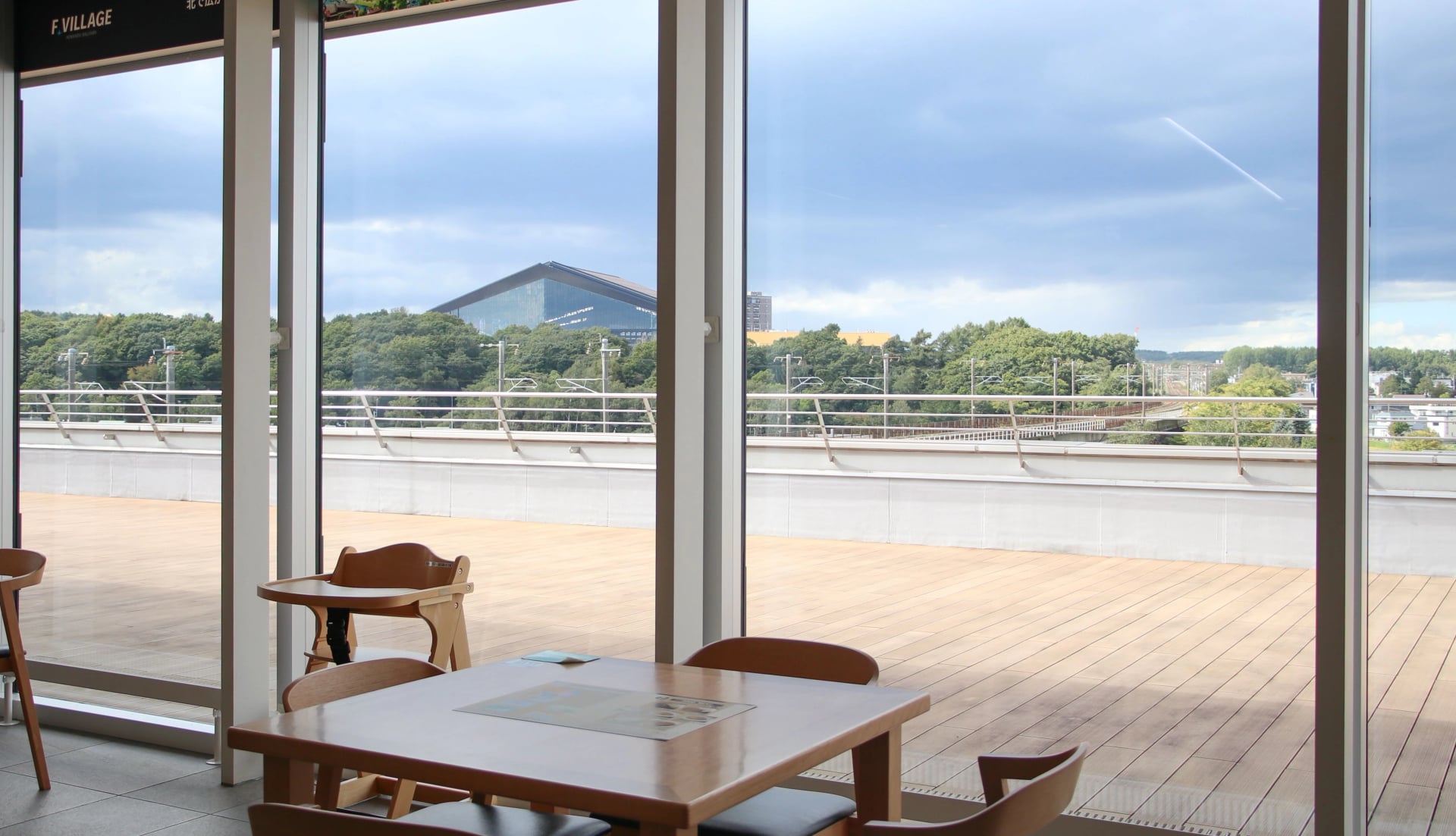 ▲日本ハムファイターズの本拠地、エスコンフィールドを望む眺望。夏場はテラスも開放される。