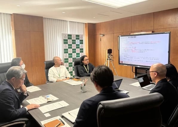 ワークショップの成果を市長に報告する様子