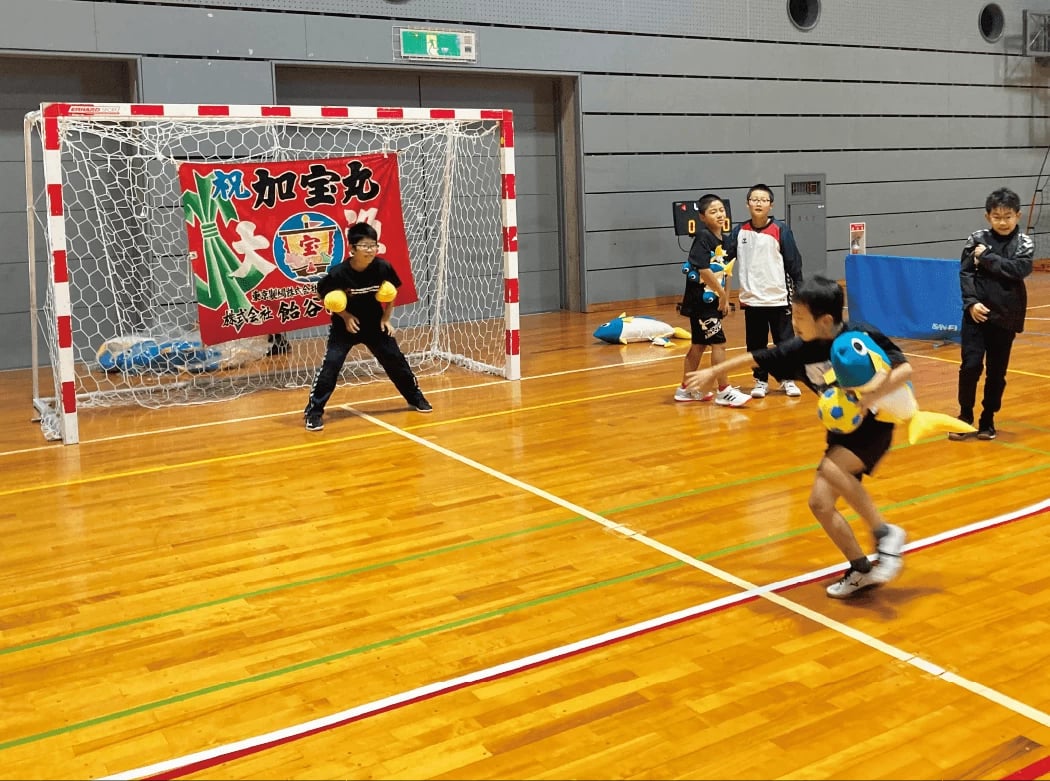 ▲脇に挟むぬいぐるみの大きさでゴールの難度が変わる。