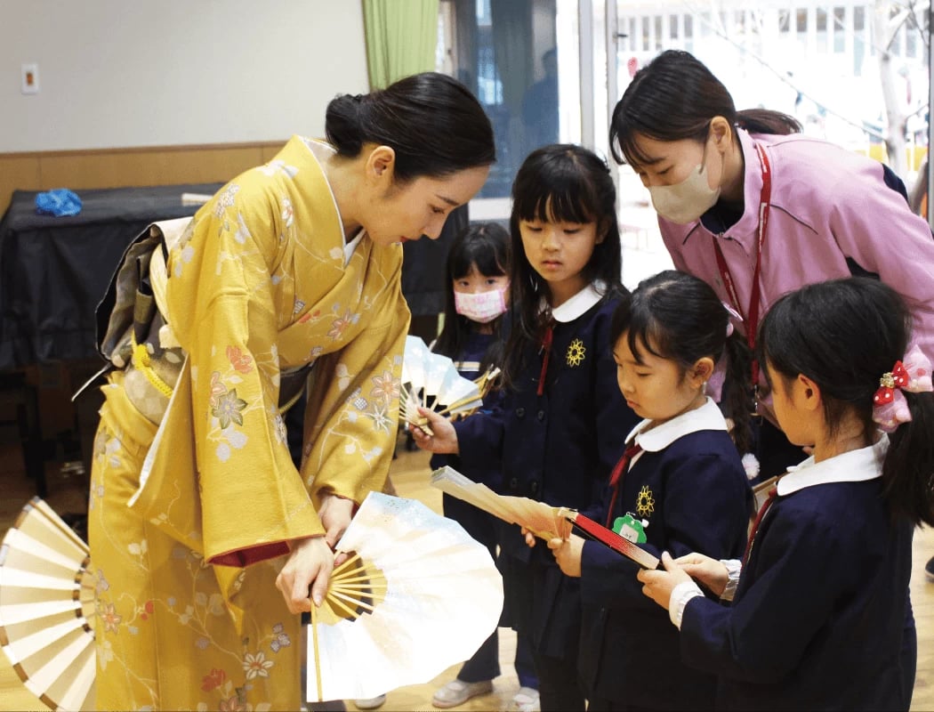 ▲日本舞踊家と幼稚園をマッチング。活動場所の登録で、発表の機会が増えている。