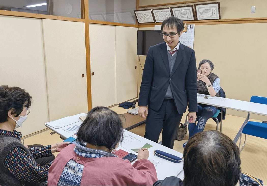 ▲町民にスマホの使い方を教える甲州さん
