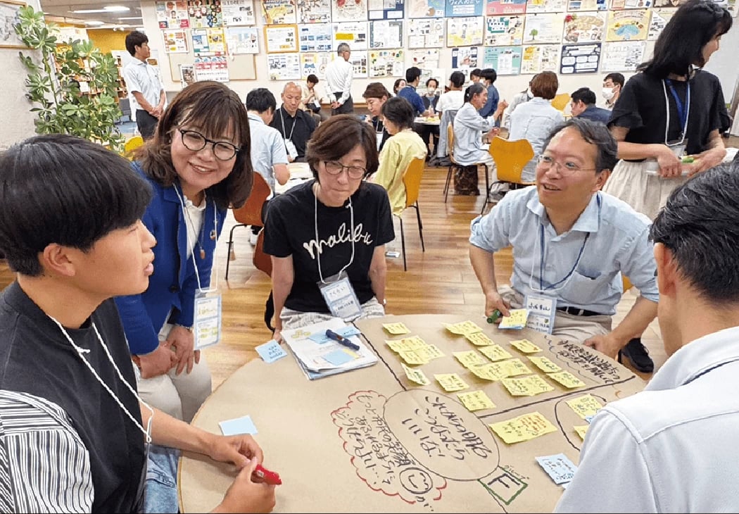 ▲市民と一緒にタウンミーティングを実施。