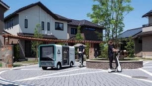 エリア内では自動配送ロボによる買い物支援や次世代モビリティ活用を実証中。