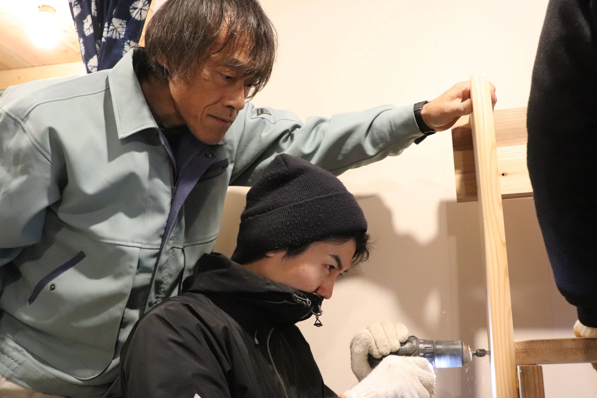 ▲村橋さんたちはロフトのはしごをつくった。