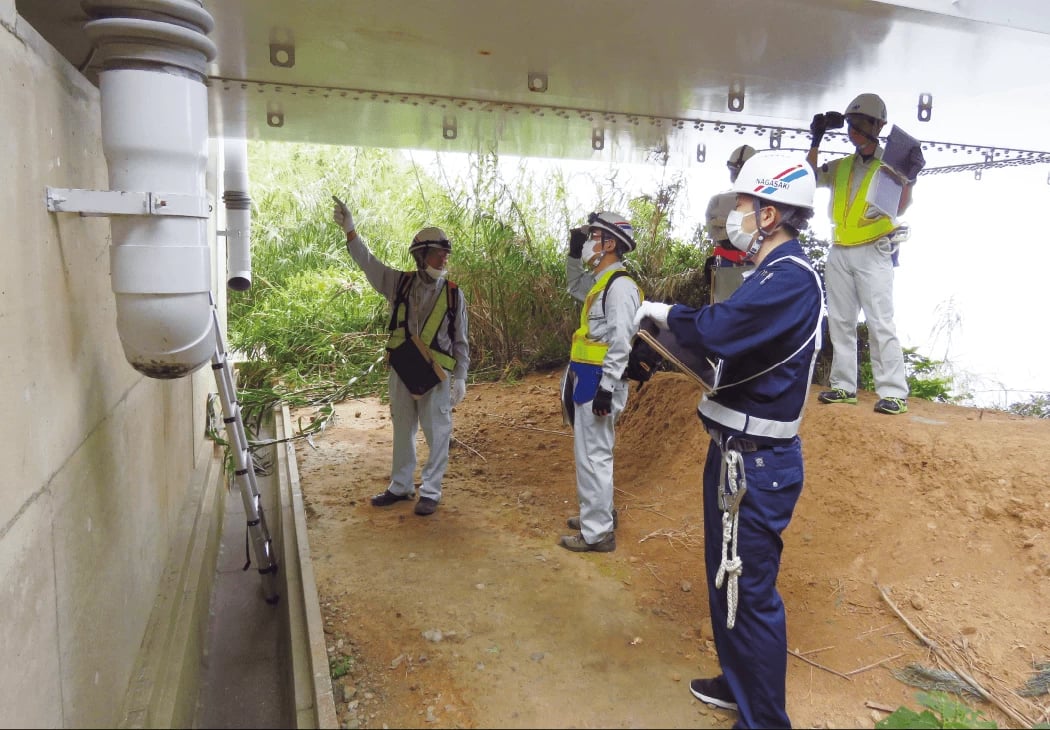 ▲県の直営点検には認定者やOBも参加。技術力向上につなげている。