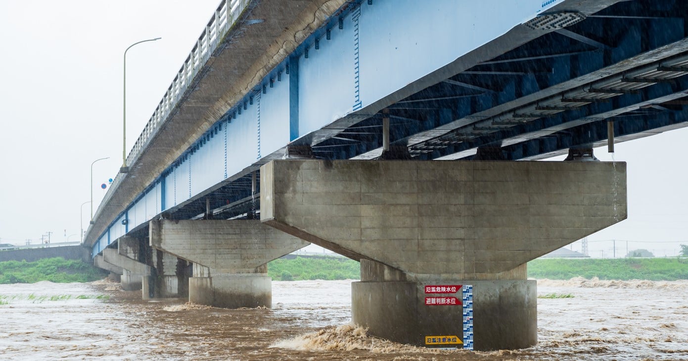 雨にも風にも負けず河川を監視する‟電波式水位計”が誇る実力とは?