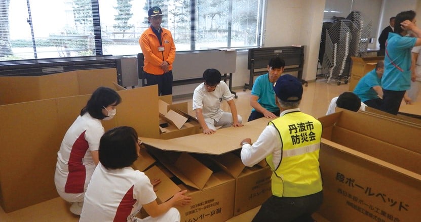 避難所に必要なのは“快適性”だった!命を守る段ボールベッド(暖段はこベッド)