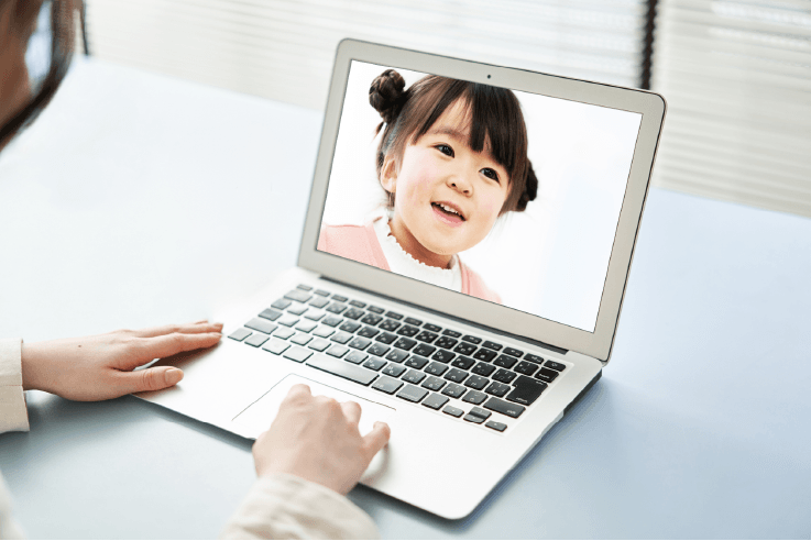 子育て支援ロボットの機能を活用し、乳幼児の問題を早期に把握する。