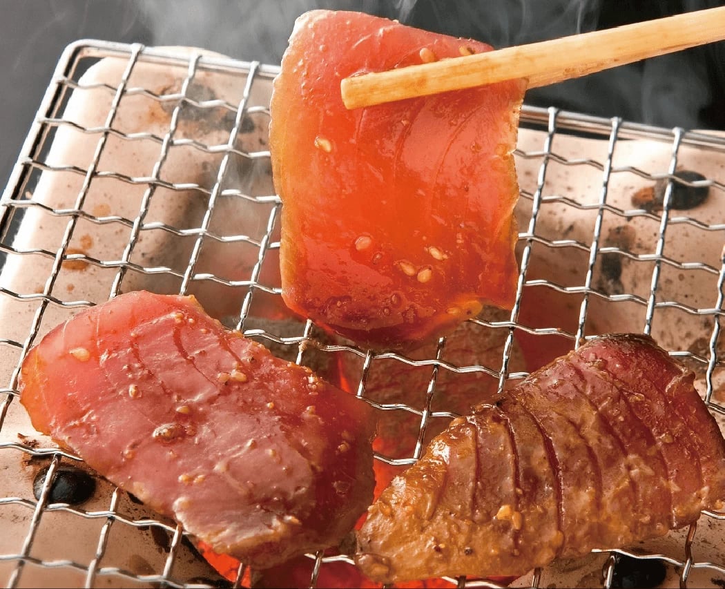 ▲市内の店で楽しめる、炙り重の漬けカツオ。