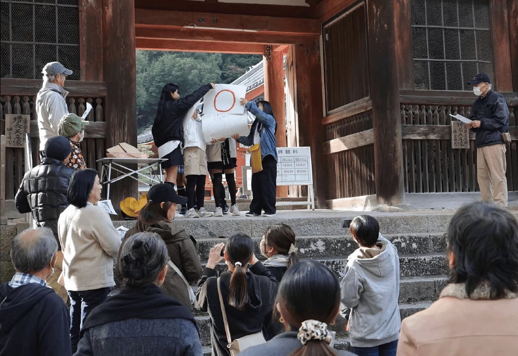 ▲国宝と重要文化財を保有する天野山金剛寺にて、班ごとに分かれ〇×クイズなどしながら解説する。