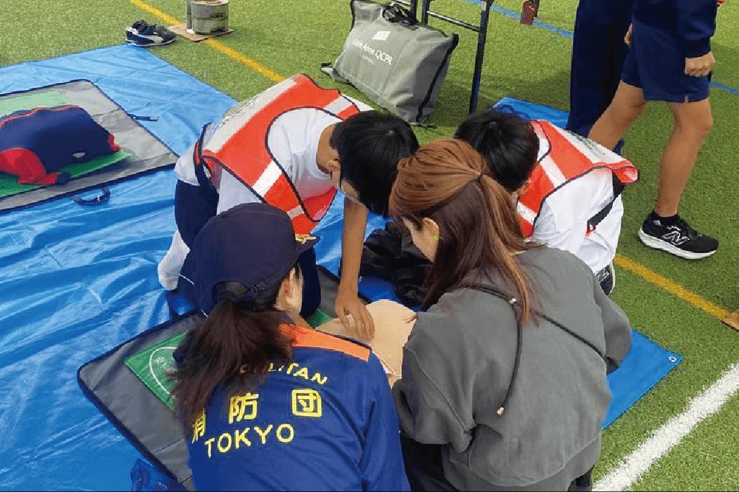 ▲中学生たちがブースごとにチームを組み、指導役を務める。