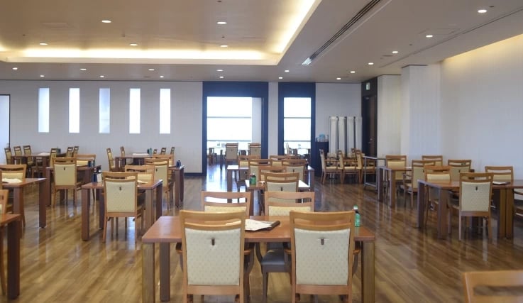 「食堂ソラノシタ」の店内。おしゃれなカフェを思わせる開放感のある空間だ。