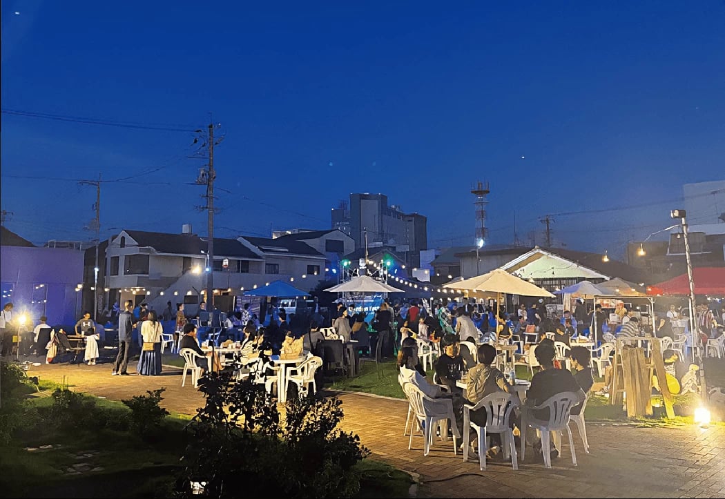 ▲交流スペースの芝生は約530㎡。大学生主体のまちづくり団体が、地域を巻き込んだイベントを企画している。