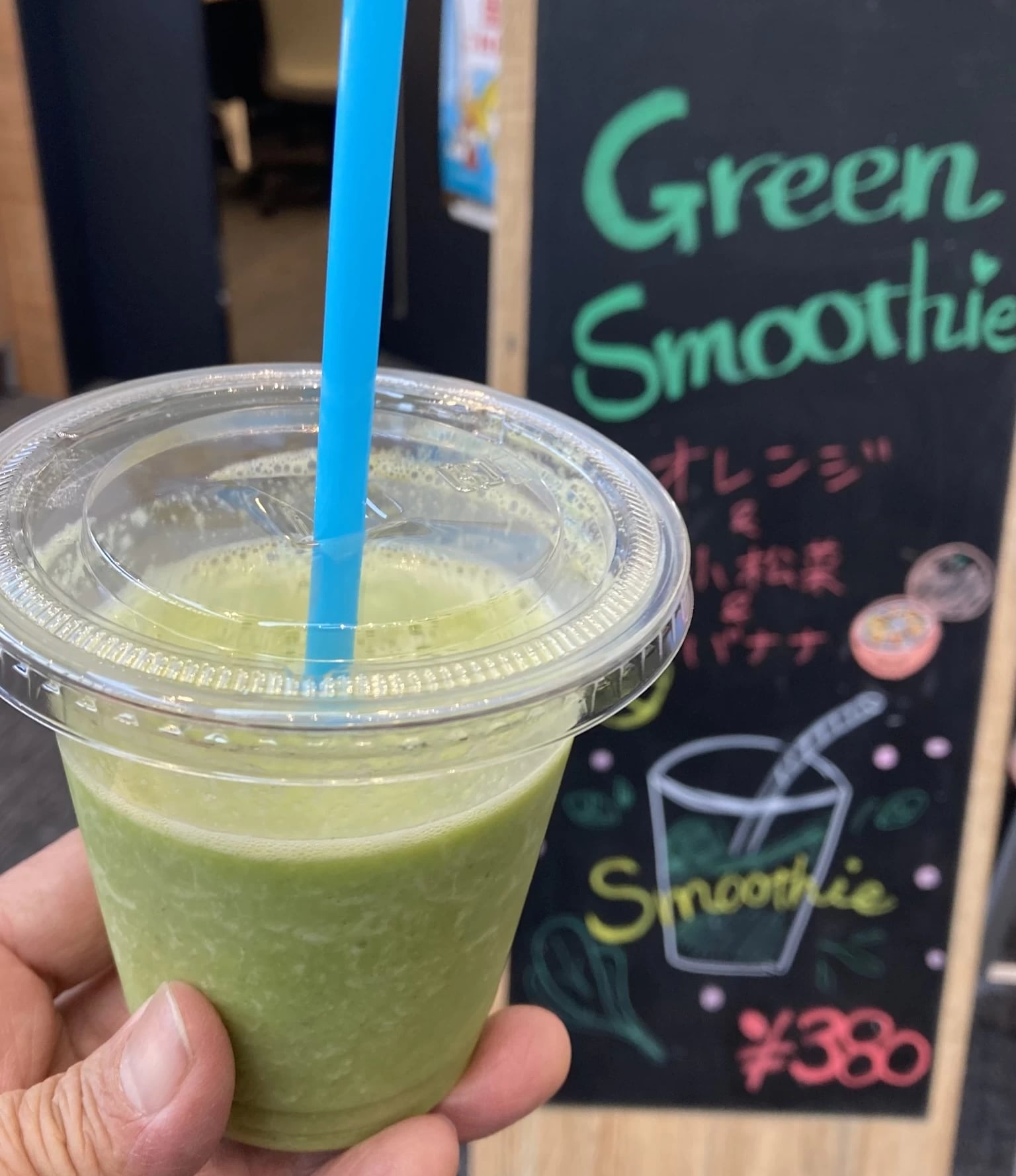 人気の「グリーンスムージー」。ほかに「マンゴー」「白桃」などのスムージーも提供