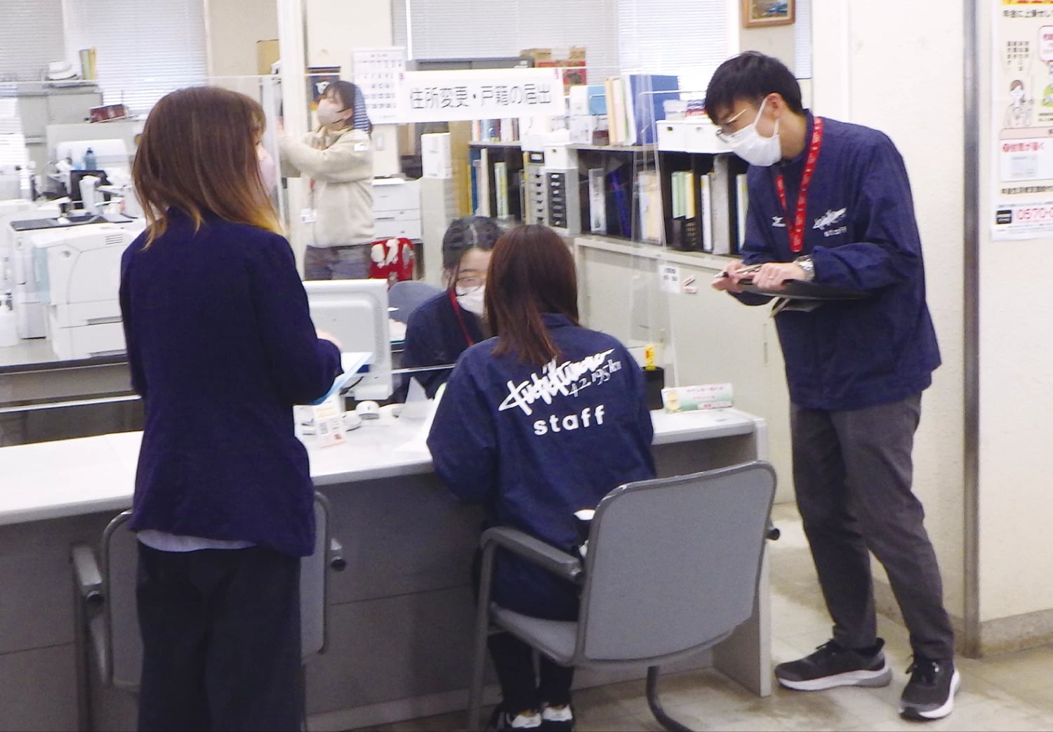 ▲窓口体験調査の様子。住民の立場で確認し、課題を洗い出した。