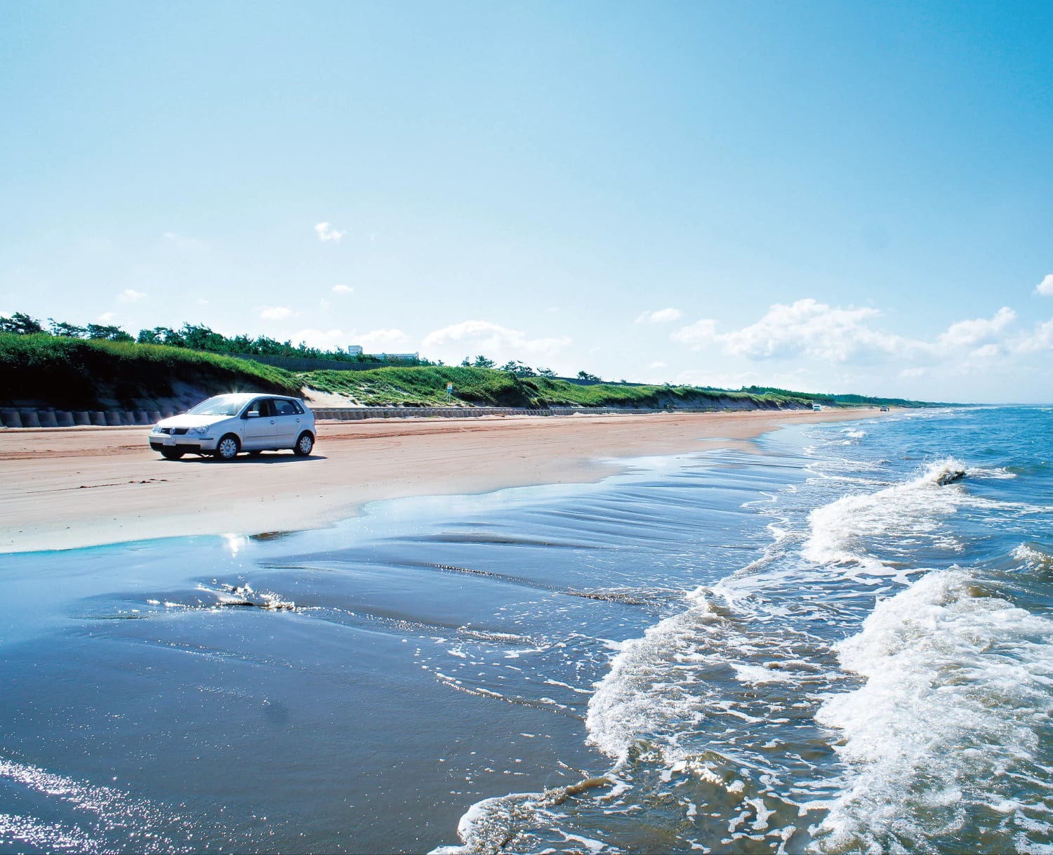▲粒が細かく湿っているため、車が走れる砂浜。