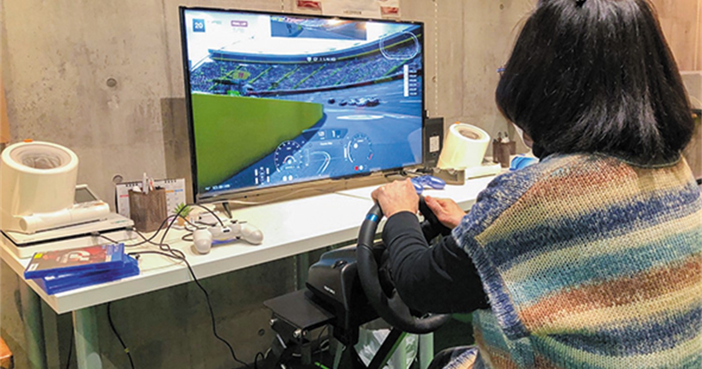 e-スポーツや会話ツールを活用し、高齢者の健康や交流を支援する。
