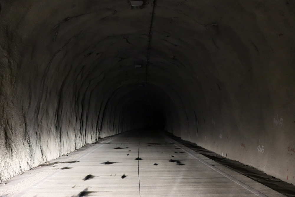 出口が見えないトンネル
