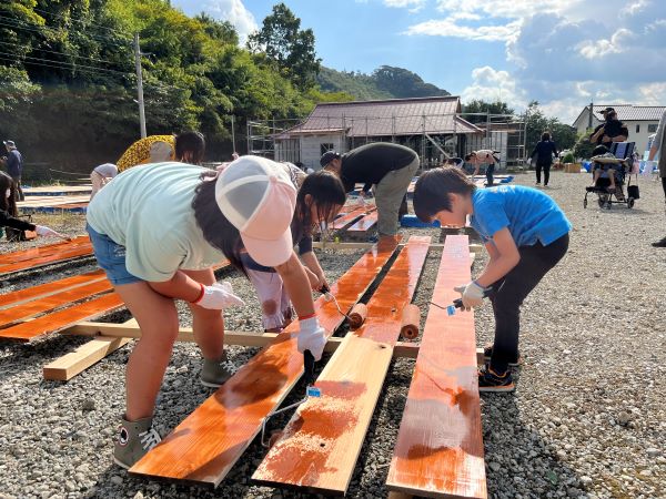 熊本モデルの仮設住宅団地でワークショップに参加する子どもたち