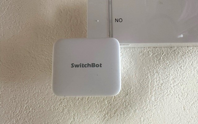 「SwitchBot」のスマートスイッチで暖房を遠隔操作化。