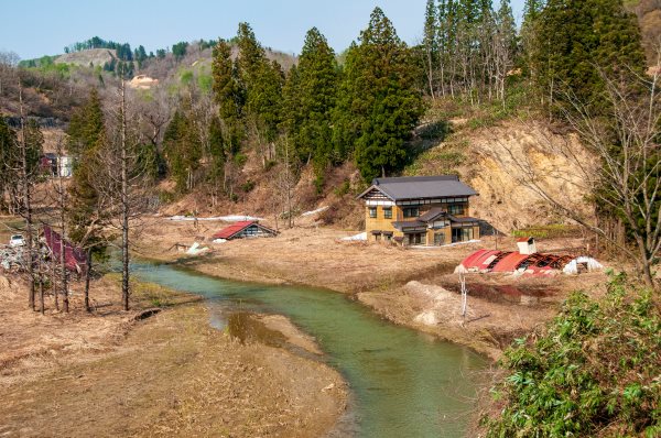 新潟県中越地震で被災した旧山古志村。土石流に埋まった家屋も少なくない