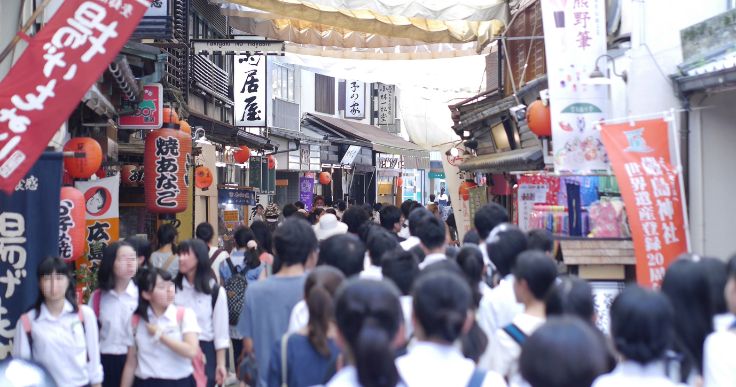 オーバーツーリズムの兆しもある宮島・厳島神社参道のにぎわい