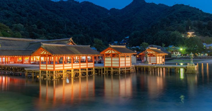 オーバーツーリズムの兆しもある宮島・厳島神社の夜景