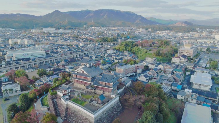 福知山城から見下ろす福知山市の市街地。廃校Re活用プロジェクトの成功はシティプロモーションにも大きく貢献したという