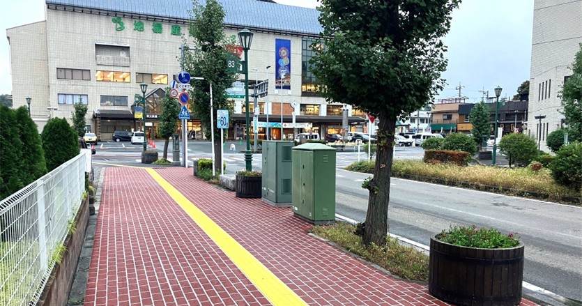 バリアフリーと景観を両立し、維持管理もしやすい歩道に。