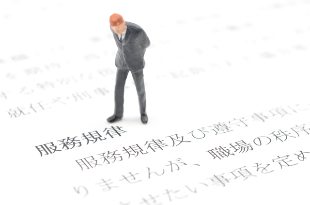 公務員の服装はどこまで自由？法的規定からクールビズまで解説！
